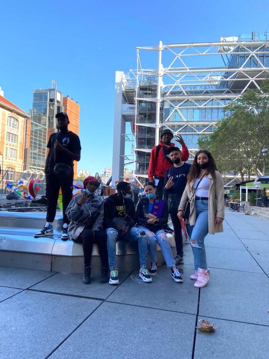 Etudiants près du Centre Georges Pompidou