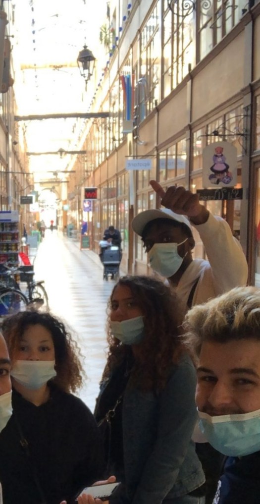Etudiants dans le Passage du Grand Cerf