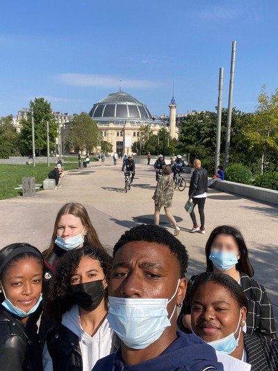 Etudiants devant la Bourse du commerce