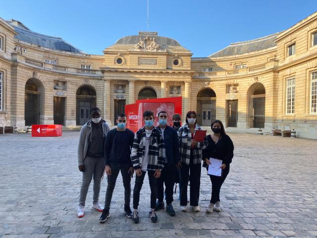 Etudiants dans la cour de l'Hotel de la Monnaie